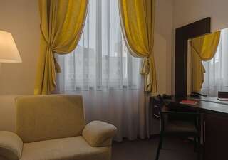 Отель Hotel Concordia Тыргу-Муреш Номер с кроватью размера "king-size" - Доступ для гостей с ограниченными физическими возможностями / Душ, доступный для гостей с ограниченными физическими возможностями-6