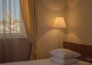 Отель Hotel Concordia Тыргу-Муреш Номер с кроватью размера «king-size» и видом на город-1